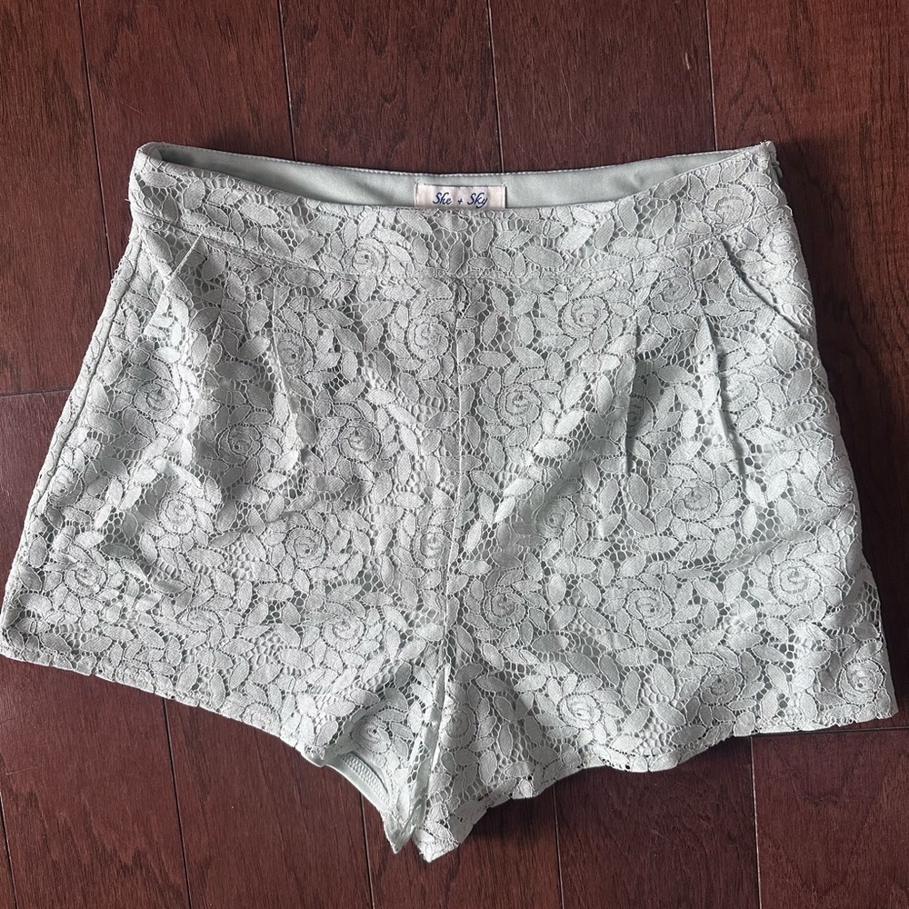 High Waist Pleated Floral Lace Shorts in Light Green NWT side zip and pockets
